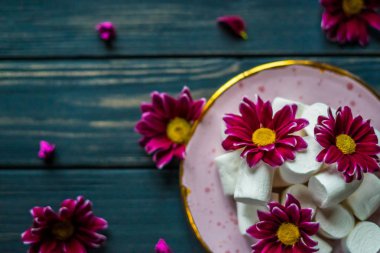 çiçekli pembe bir tabakta hatmi