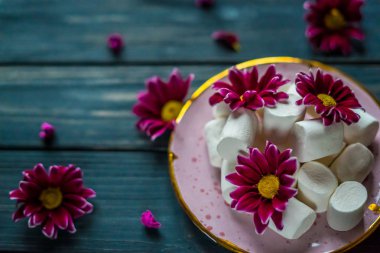 çiçekli tabakta hatmi