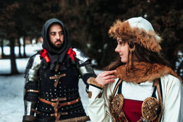 Hombre caballero en armadura y mujer en traje histórico — Foto de Stock