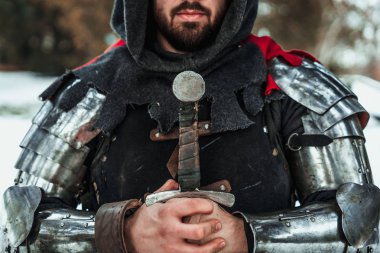 adam knight bir kılıç ile