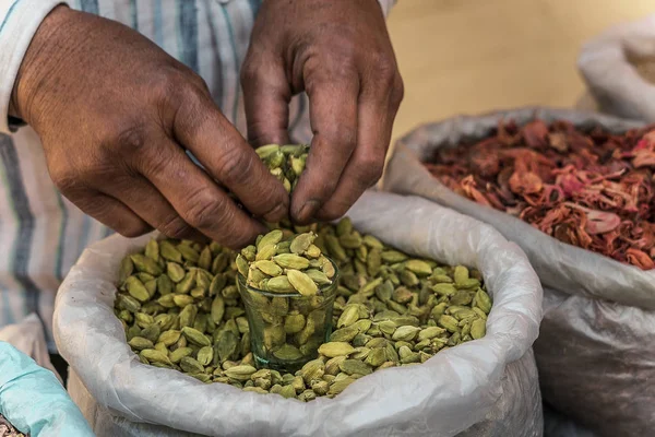 Зеленый кардамон на индийском рынке — стоковое фото