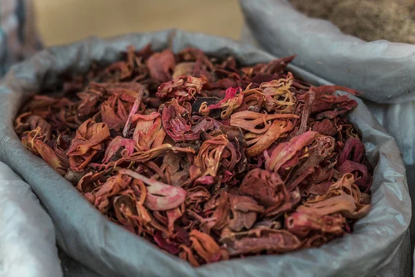 Каркадный чай на рынке специй — стоковое фото
