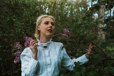 parfüm yakınındaki Çiçek bahçesinde kadınla