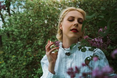 parfüm leylak yakınındaki bahçede sarışın kadınla