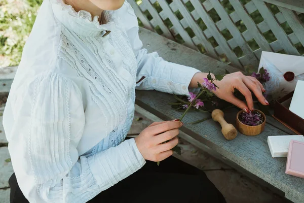 Chica recoge hierbas para cosméticos naturales — Foto de Stock