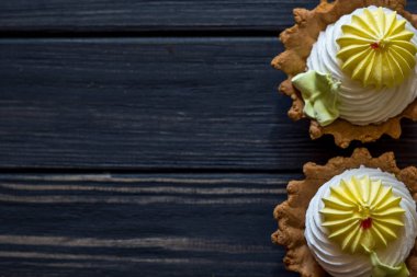 kekler masanın üzerine