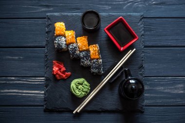 suşi siyah ahşap zemin seti