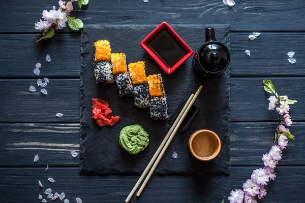 suşi ve siyah bir tabloda kiraz Şubesi