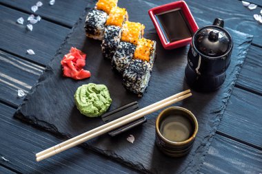 Şşş, wasabi ve zencefil siyah bir tablo kümesi