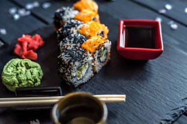 suşi masanın üzerine siyah ve kırmızı havyar ile