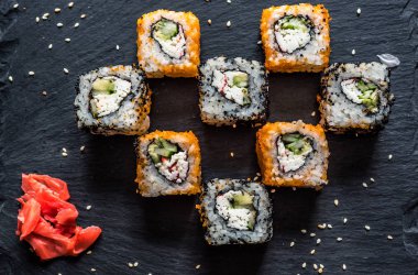 suşi siyah bir arka plan 3