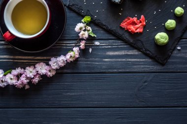 çay, sakura, suşi siyah bir zemin üzerine