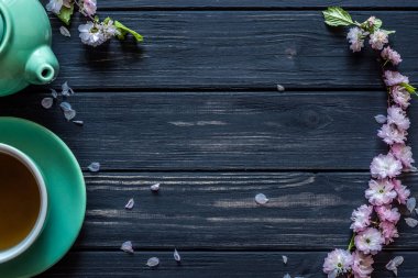 çay, çaydanlık ve sakura siyah bir zemin üzerine