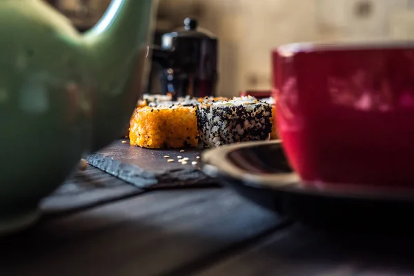 Sushi peep hors de derrière les plats — Photo