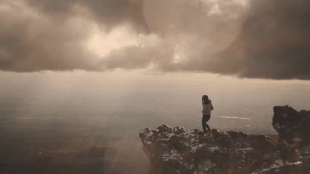 女孩在岩石上 意大利的埃特纳火山火山 — 图库视频影像