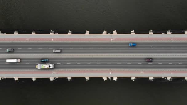 Voitures sur le pont d'en haut 