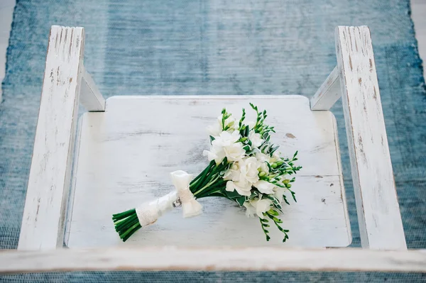 Bouquet Sposa Trova Sulla Vecchia Sedia Decorativa — Foto Stock