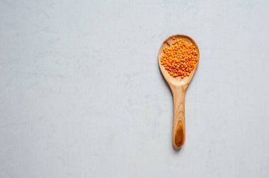 El yapımı kaşık. Mercimek büyük bir tahta kaşıkla.