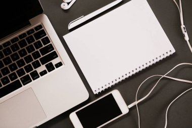 Ev eşyaları masaya vardır