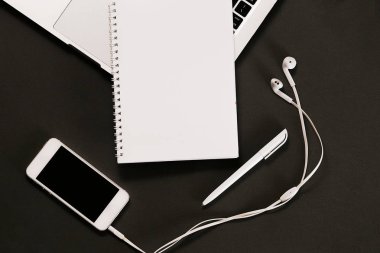 Ev eşyaları masaya vardır