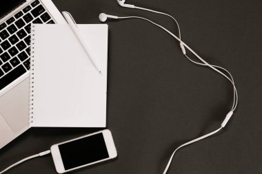 Ev eşyaları masaya vardır