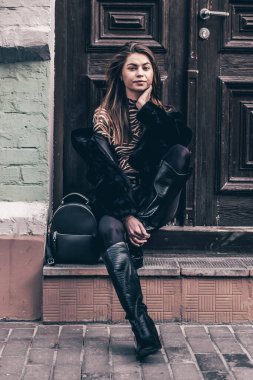 Eski şehirde yürüyen genç ve güzel bir kadının portresi. Zayıf, çekici bir vücut.