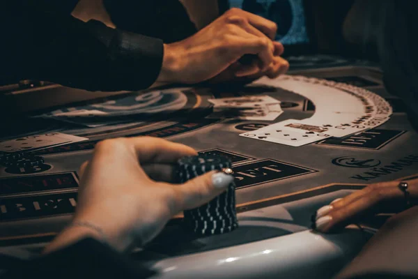 Dealer Nebo Krupiér Míchá Pokerové Karty Kasinu Pozadí Stolu Žetony — Stock fotografie