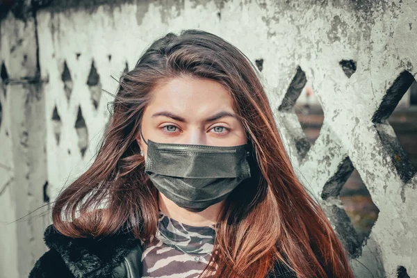 Chica Mujer Joven Máscara Médica Estéril Protectora Cara Mirando Cámara — Foto de Stock