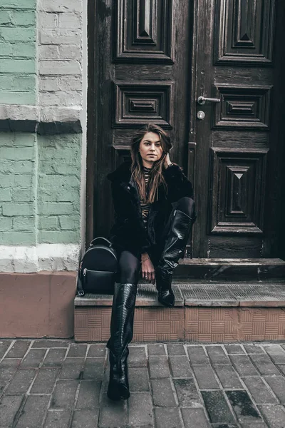 Eski şehirde yürüyen genç ve güzel bir kadının portresi. Zayıf, çekici bir vücut.