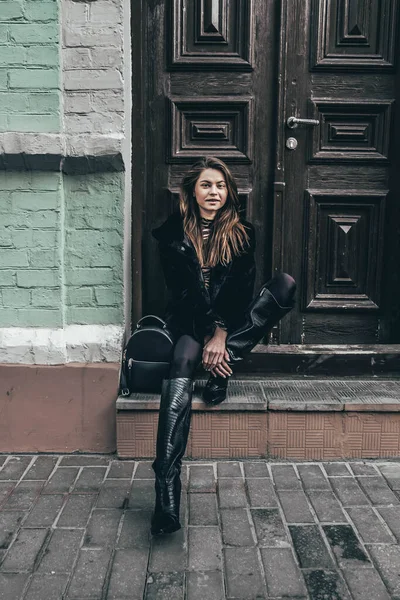 Eski şehirde yürüyen genç ve güzel bir kadının portresi. Zayıf, çekici bir vücut.