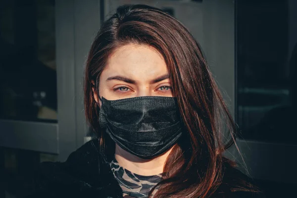 Chica Mujer Joven Máscara Médica Estéril Protectora Cara Mirando Cámara — Foto de Stock