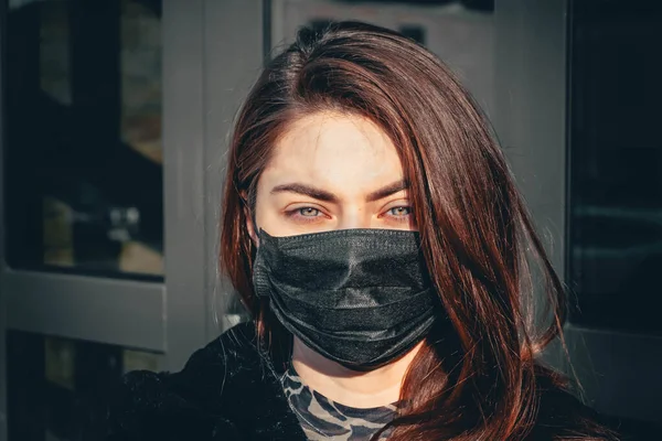 少女は 彼女の顔に保護滅菌医療用マスクの若い女性のカメラを屋外で見て アジアの通りを見ると 手のひら 兆候を停止します 大気汚染 ウイルス 中国のパンデミックコロナウイルスの概念 — ストック写真