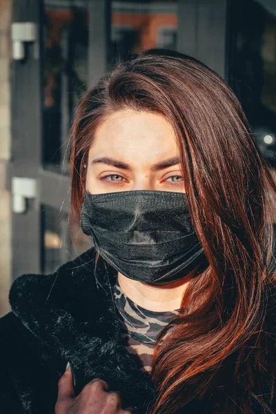 Gadis Wanita Muda Dengan Masker Medis Steril Yang Melindungi Wajahnya — Stok Foto