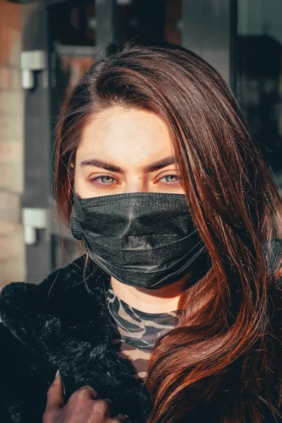 少女は 彼女の顔に保護滅菌医療用マスクの若い女性のカメラを屋外で見て アジアの通りを見ると 手のひら 兆候を停止します 大気汚染 ウイルス 中国のパンデミックコロナウイルスの概念 — ストック写真
