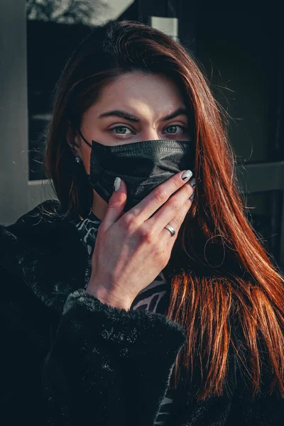 Κορίτσι Νεαρή Γυναίκα Προστατευτική Αποστειρωμένη Ιατρική Μάσκα Στο Πρόσωπό Της — Φωτογραφία Αρχείου