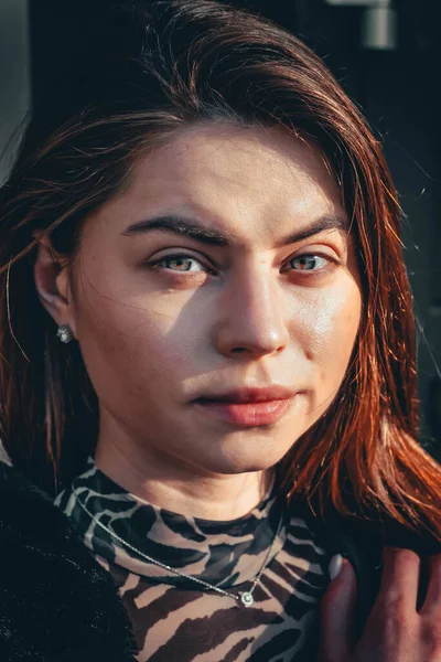 Yakın planda güzel esmer bir kadının portresi. Güzel ve pürüzsüz yüz hatları. Güzel gülümseme ve çekici dudaklar..