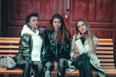 Üç şık kız mankeni sokaklarda yürüyor, sohbet ediyor, selfie çekiyor, eğleniyor ve iyi vakit geçiriyor. Kadın arkadaşlığı..