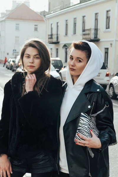 Dvě Modelky Dívky Chodí Ulicích Baví Chatování Baví Baví — Stock fotografie