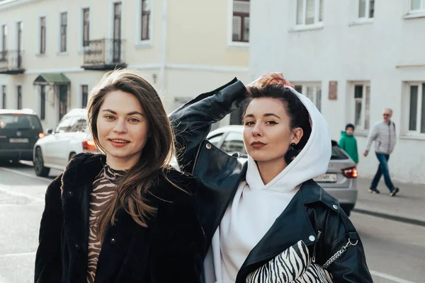 Zwei Modelmädchen Spazieren Durch Die Straßen Und Haben Spaß Beim — Stockfoto