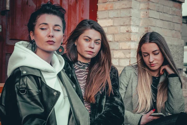 Tři Stylové Modely Dívek Chodit Ulicích Bavit Chatování Přičemž Selfies — Stock fotografie