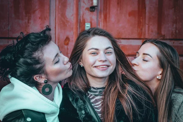 Tři Stylové Modely Dívek Chodit Ulicích Bavit Chatování Přičemž Selfies — Stock fotografie