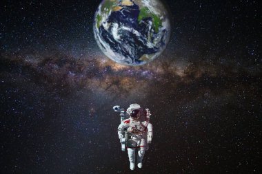 Dünya 'nın dış uzayındaki astronot güneş ışığıyla. Gezegenin şehir ışıkları. Bu görüntünün elementleri NASA tarafından desteklenmektedir.