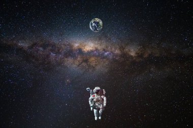 Dünya 'nın dış uzayındaki astronot güneş ışığıyla. Gezegenin şehir ışıkları. Bu görüntünün elementleri NASA tarafından desteklenmektedir.