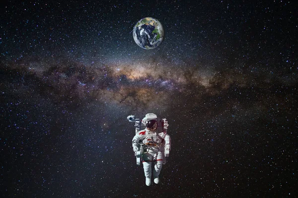 Űrhajós Föld Fölötti Űrben Napfénnyel Városi Fények Bolygón Kép Elemeit — Stock Fotó