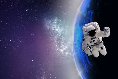 Dünya 'nın dış uzayındaki astronot güneş ışığıyla. Gezegenin şehir ışıkları. Bu görüntünün elementleri NASA tarafından desteklenmektedir.