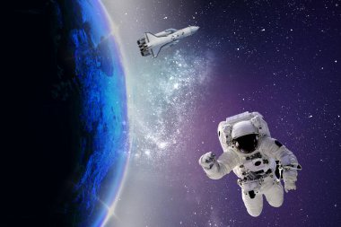 Dünya 'nın dış uzayındaki astronot güneş ışığıyla. Gezegenin şehir ışıkları. Bu görüntünün elementleri NASA tarafından desteklenmektedir.