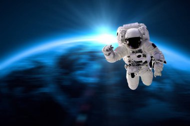 Dünya 'nın dış uzayındaki astronot güneş ışığıyla. Gezegenin şehir ışıkları. Bu görüntünün elementleri NASA tarafından desteklenmektedir.