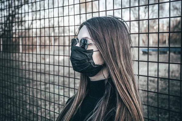 Brunette Girl Walks Street Medical Mask Afraid Infection — Stock Photo, Image