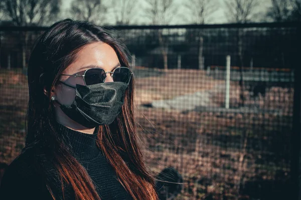 Ein Brünettes Mädchen Läuft Medizinischer Maske Die Straße Entlang Aus — Stockfoto