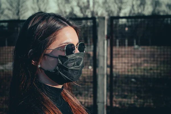 Ein Brünettes Mädchen Läuft Medizinischer Maske Die Straße Entlang Aus — Stockfoto